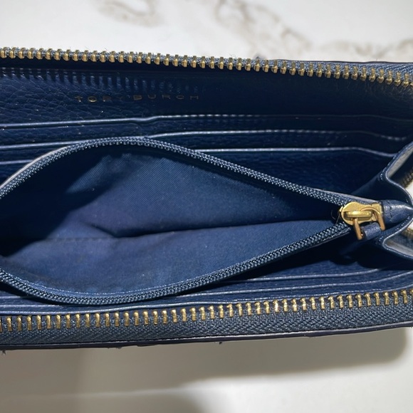 TORY BURCH Taylor Zip
Continental Wallet In Royal Navy
Printed Snake Print - Picture 7 of 7